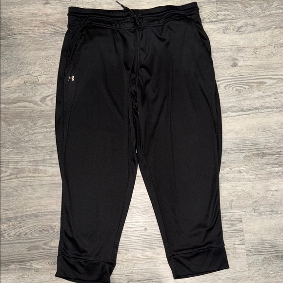 Under Armour Black Athletic Capri Joggers - Picture 1 of 1